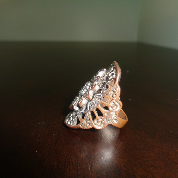 Flowery ring with faux crystals- costume jewelry - Picture 7 of 11